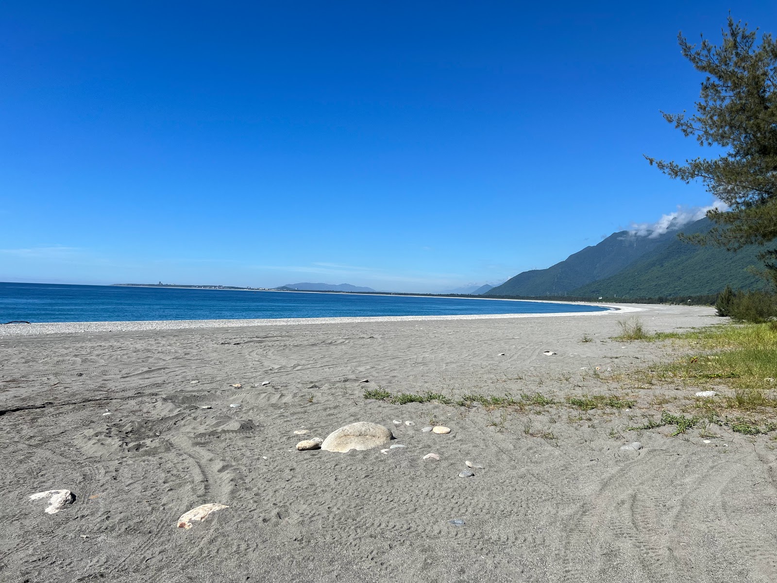 Foto van Manbo Beach met hoog niveau van netheid