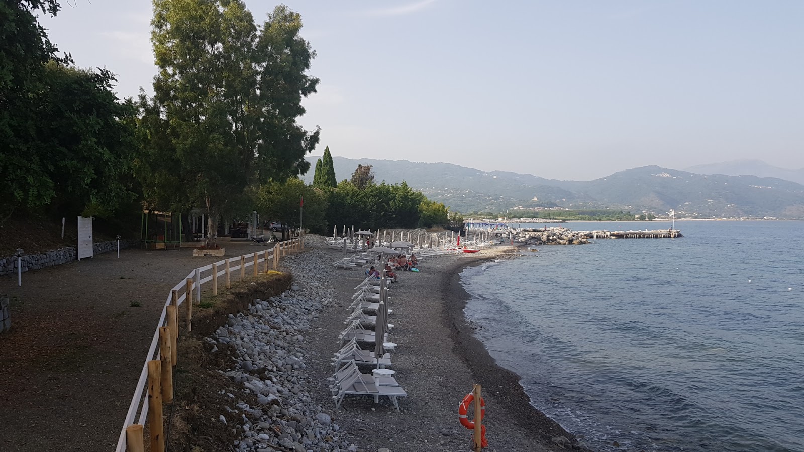 Marina dell'Olivo'in fotoğrafı mavi sular yüzey ile