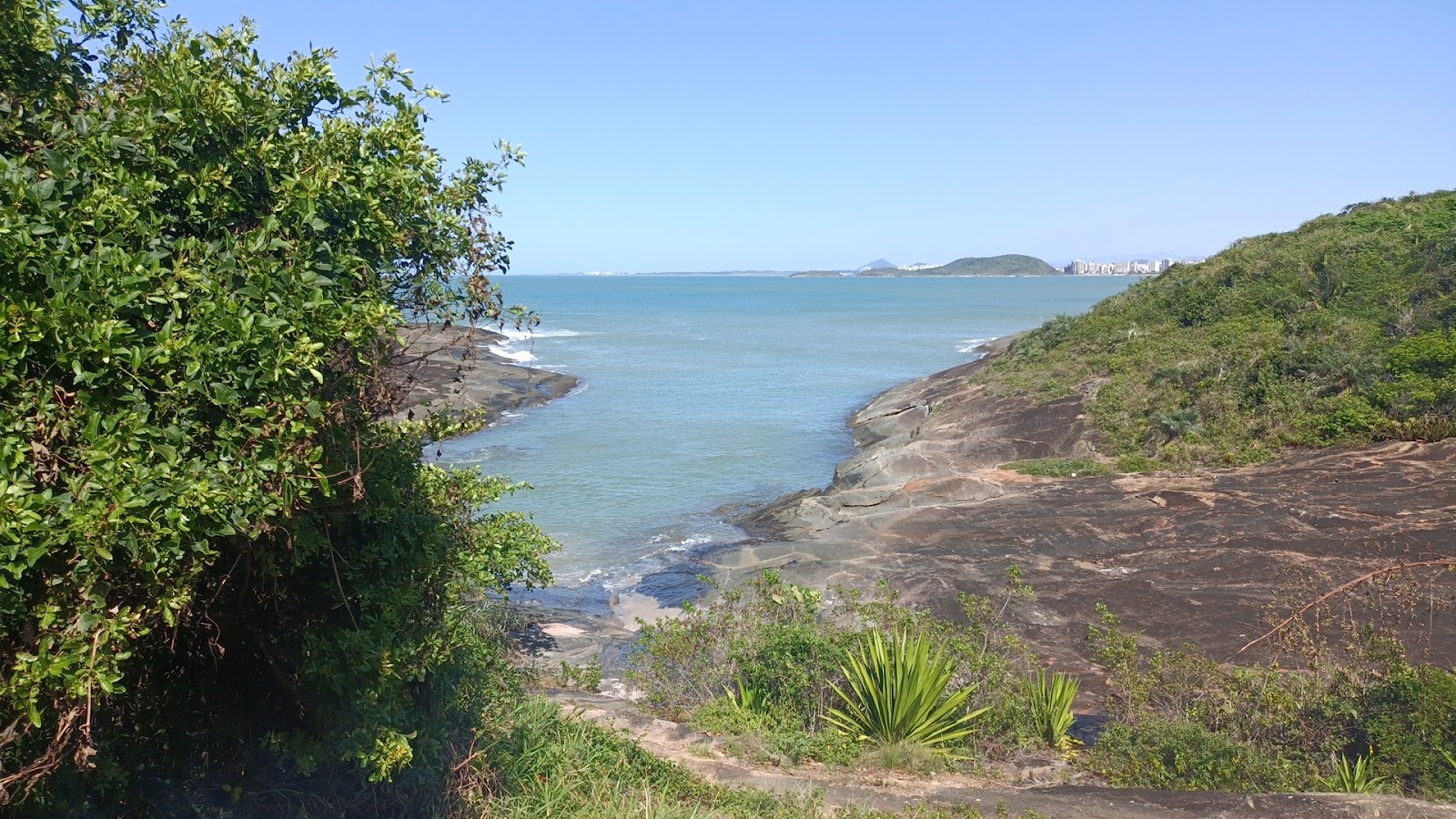Prainha do Morro do Cruzeiro'in fotoğrafı dağlarla çevrili