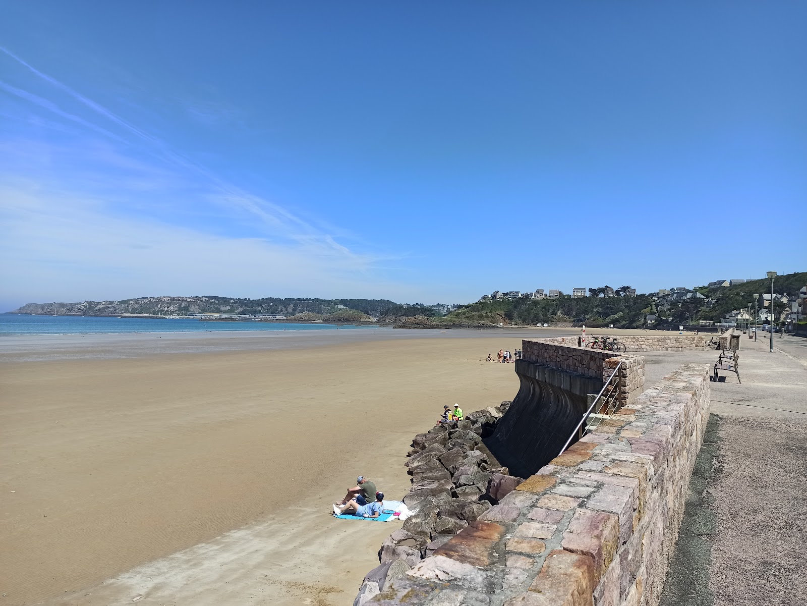 Plage de Caroual'in fotoğrafı düz ve uzun ile birlikte