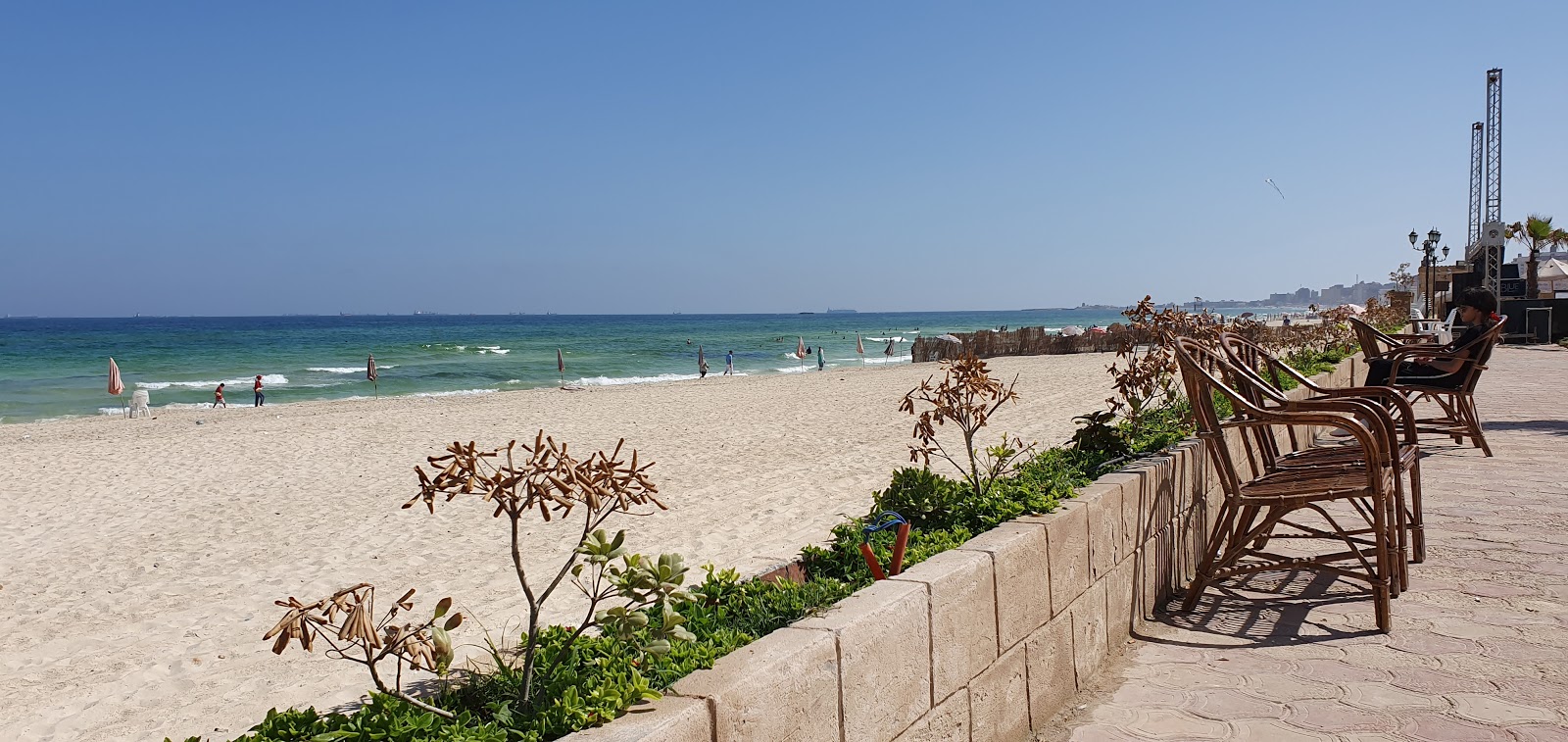 Foto de Al-Ajami Beach - lugar popular entre los conocedores del relax