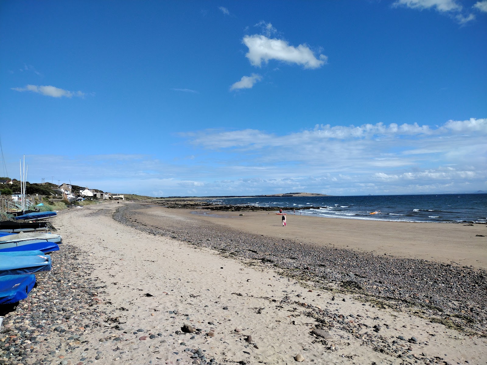 Foto van Lower Largo Beach met helder zand & rotsen oppervlakte