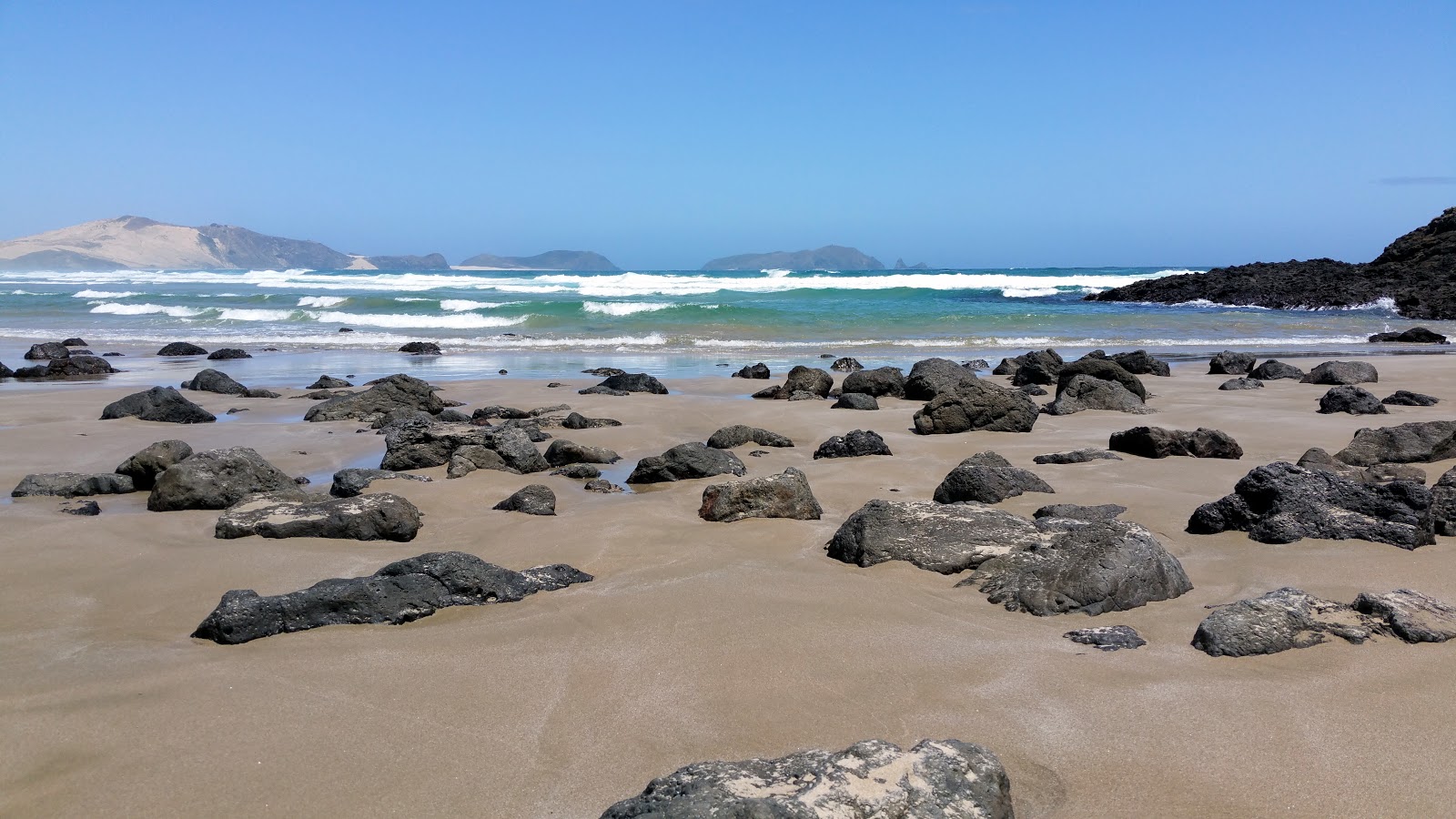 Te Werahi Beach'in fotoğrafı dağlarla çevrili