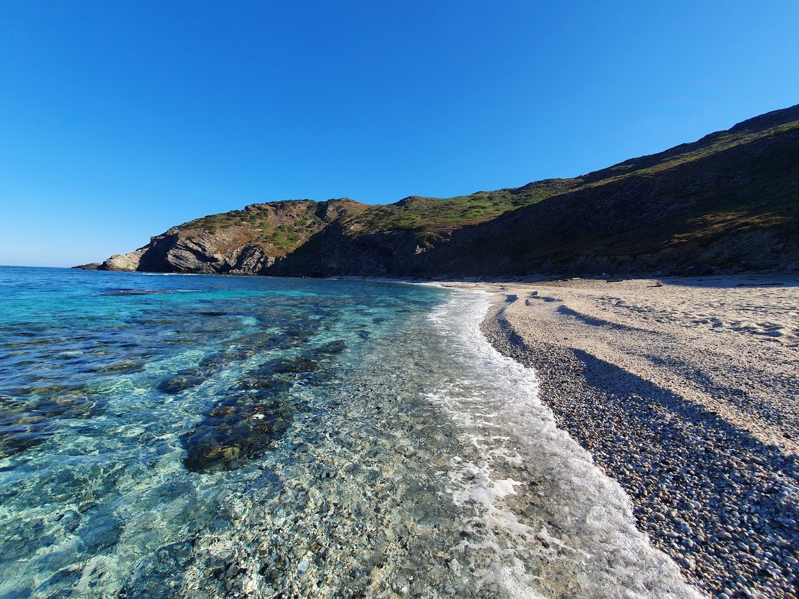 Foto von Spiaggia Di Rena Majore von Klippen umgeben