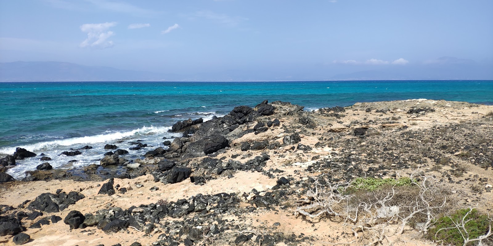 Foto de Chatzivolakas beach con playa amplia