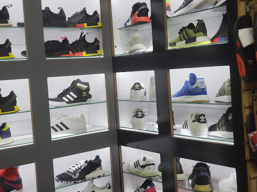 Shoe Store «Outlet Shoes & Rugs», reviews and photos, 221 E Ledbetter Dr, Dallas, TX 75216, USA