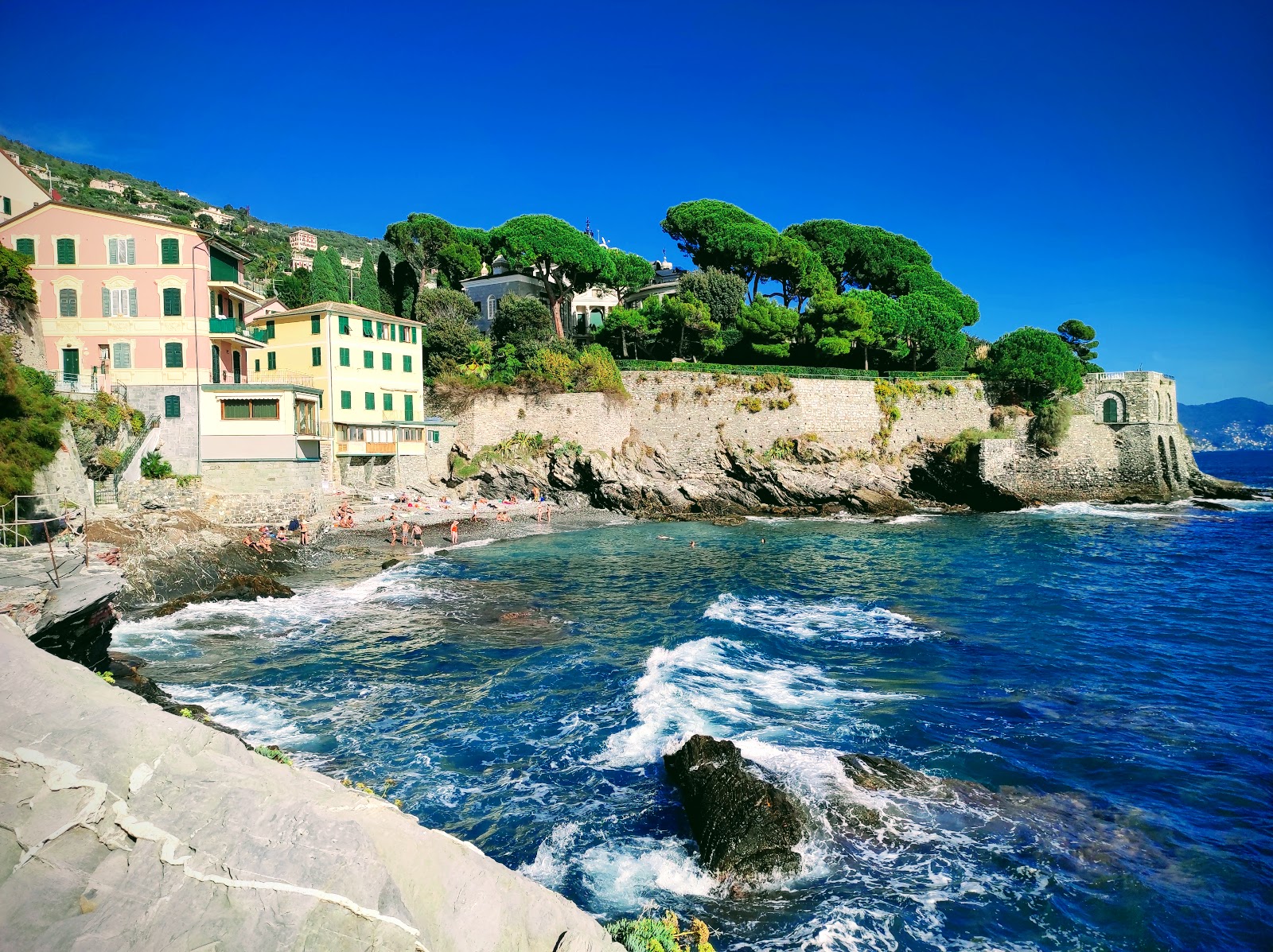 Valokuva Spiaggia Pubblica Capolungoista. pinnalla harmaa kivi:n kanssa