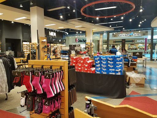 Shoe Store «Finish Line», reviews and photos, 801 Hawthorn Center, Vernon Hills, IL 60061, USA