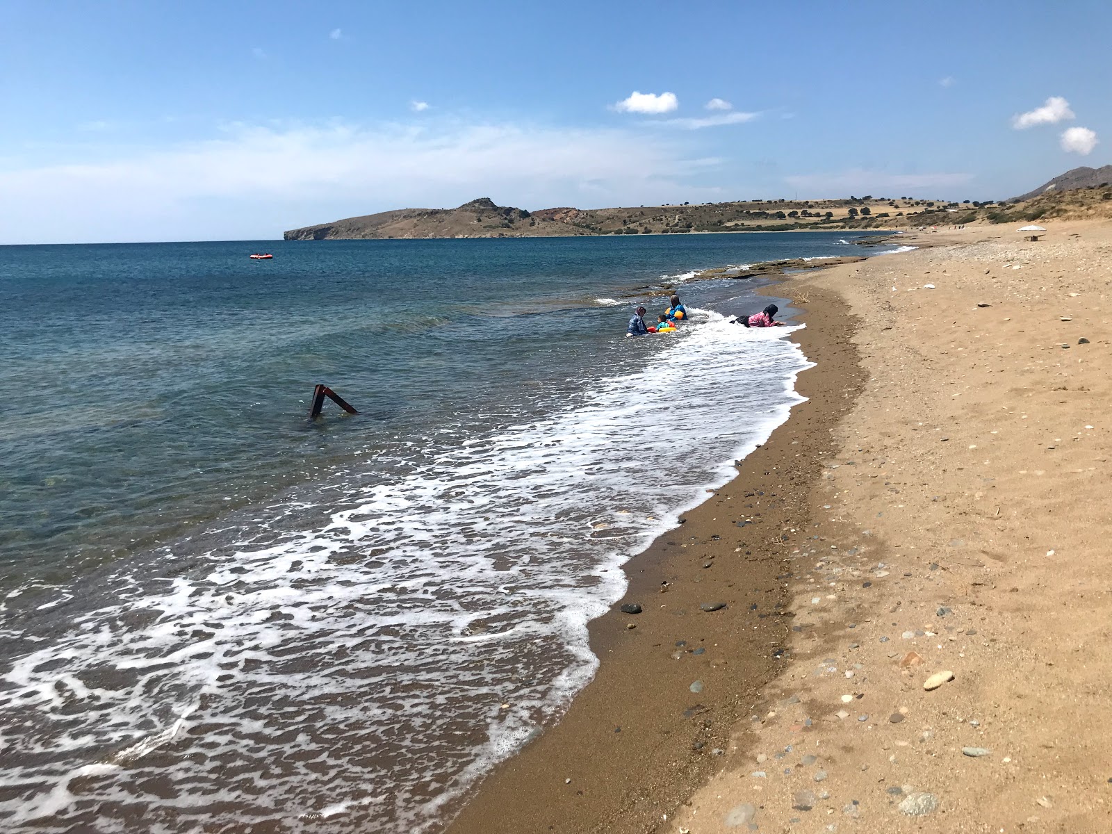 Foto de Kapikaya beach con arena/guijarros negro superficie