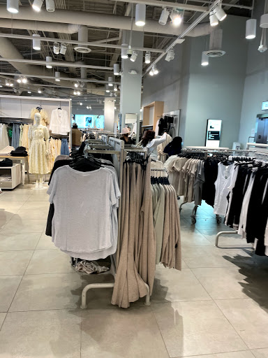 Clothing Store «H&M», reviews and photos, 37 Aquarium Way, Long Beach, CA 90802, USA