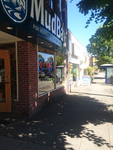 Pet Supply Store «Mud Bay», reviews and photos, 2611 California Ave SW, Seattle, WA 98116, USA