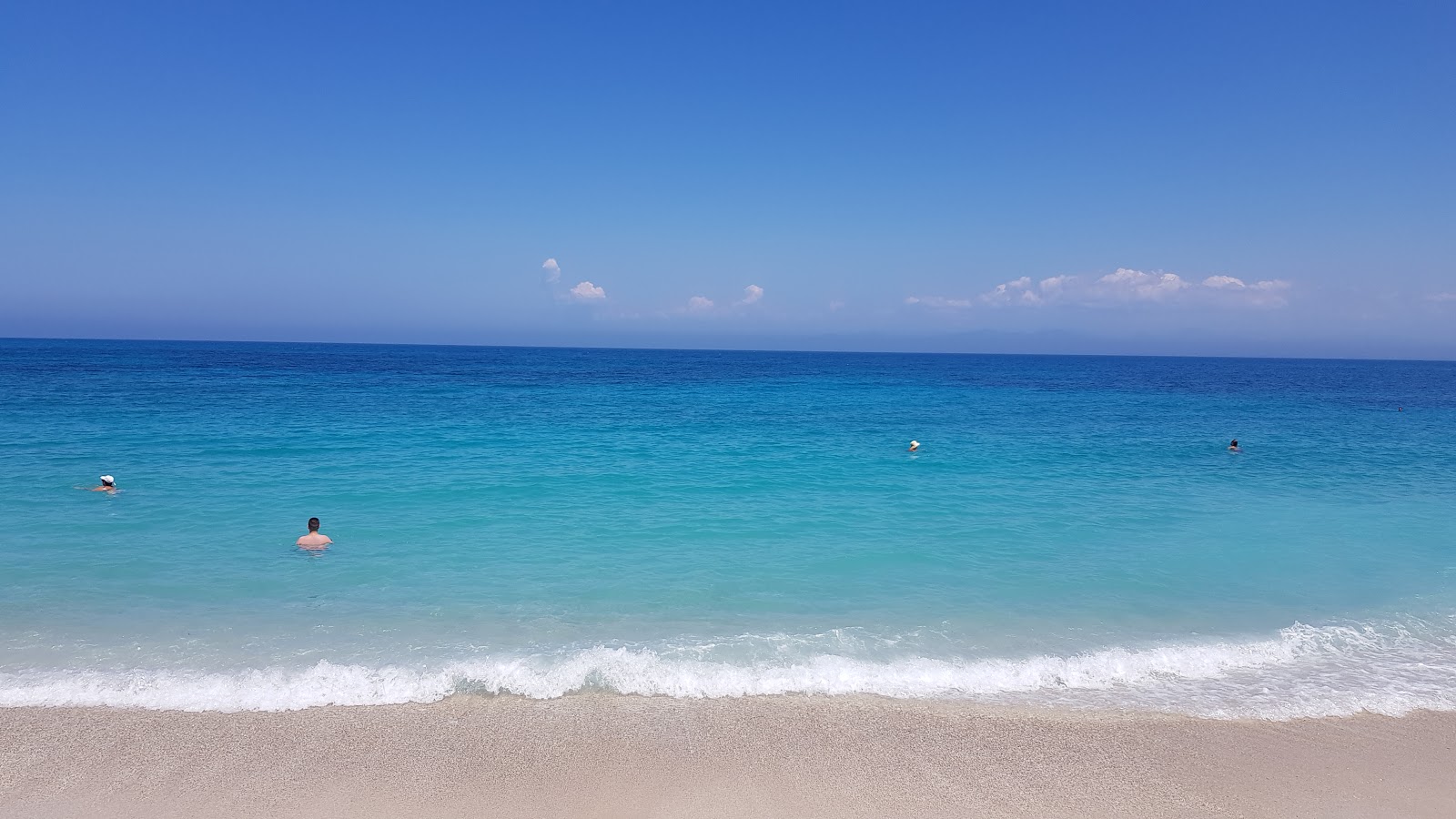 Photo de Gyra Beach avec rivage droit, long