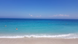 Photo de Gyra Beach avec rivage droit, long