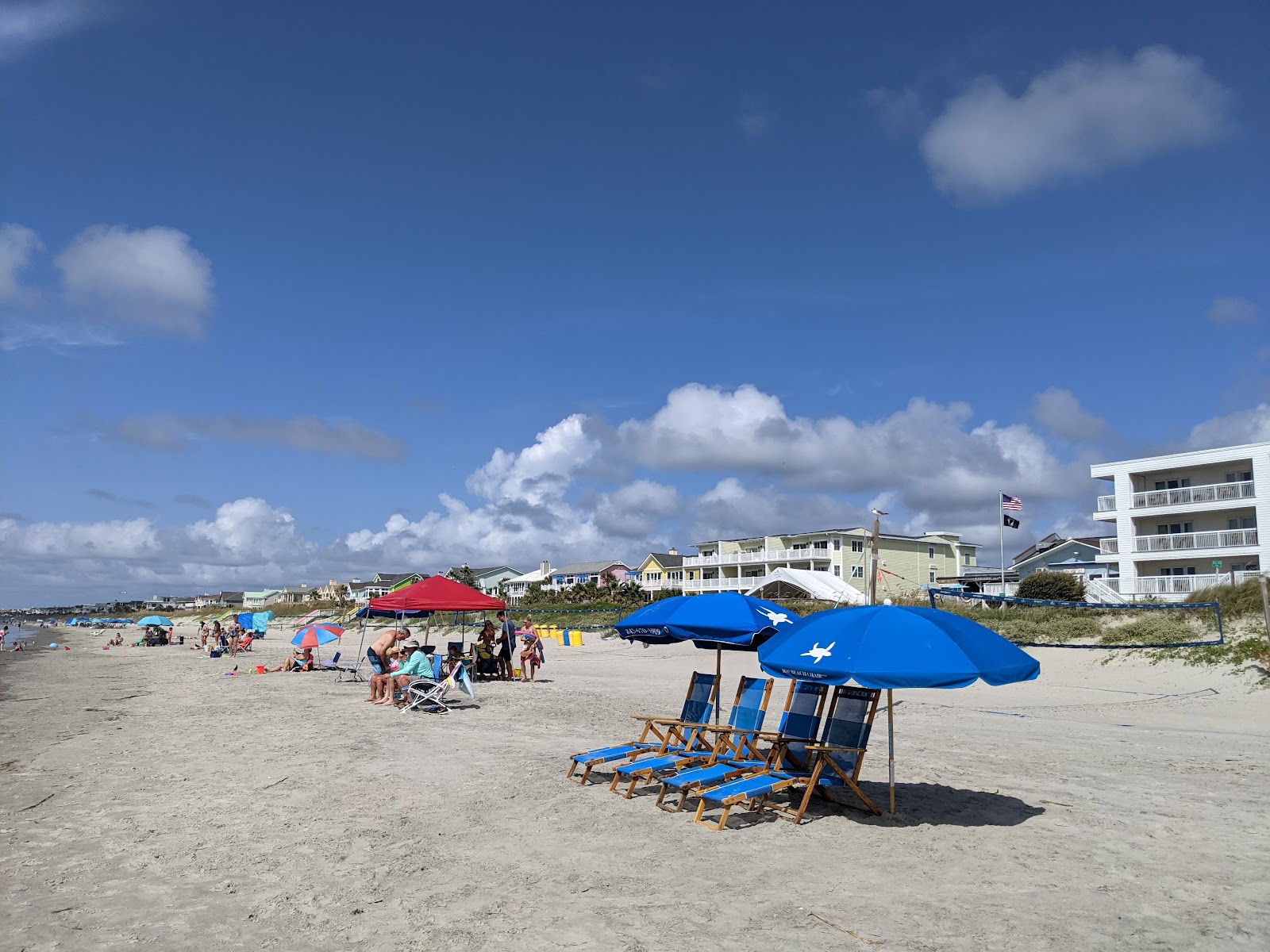 Isle of Palms beach的照片 带有碧绿色纯水表面
