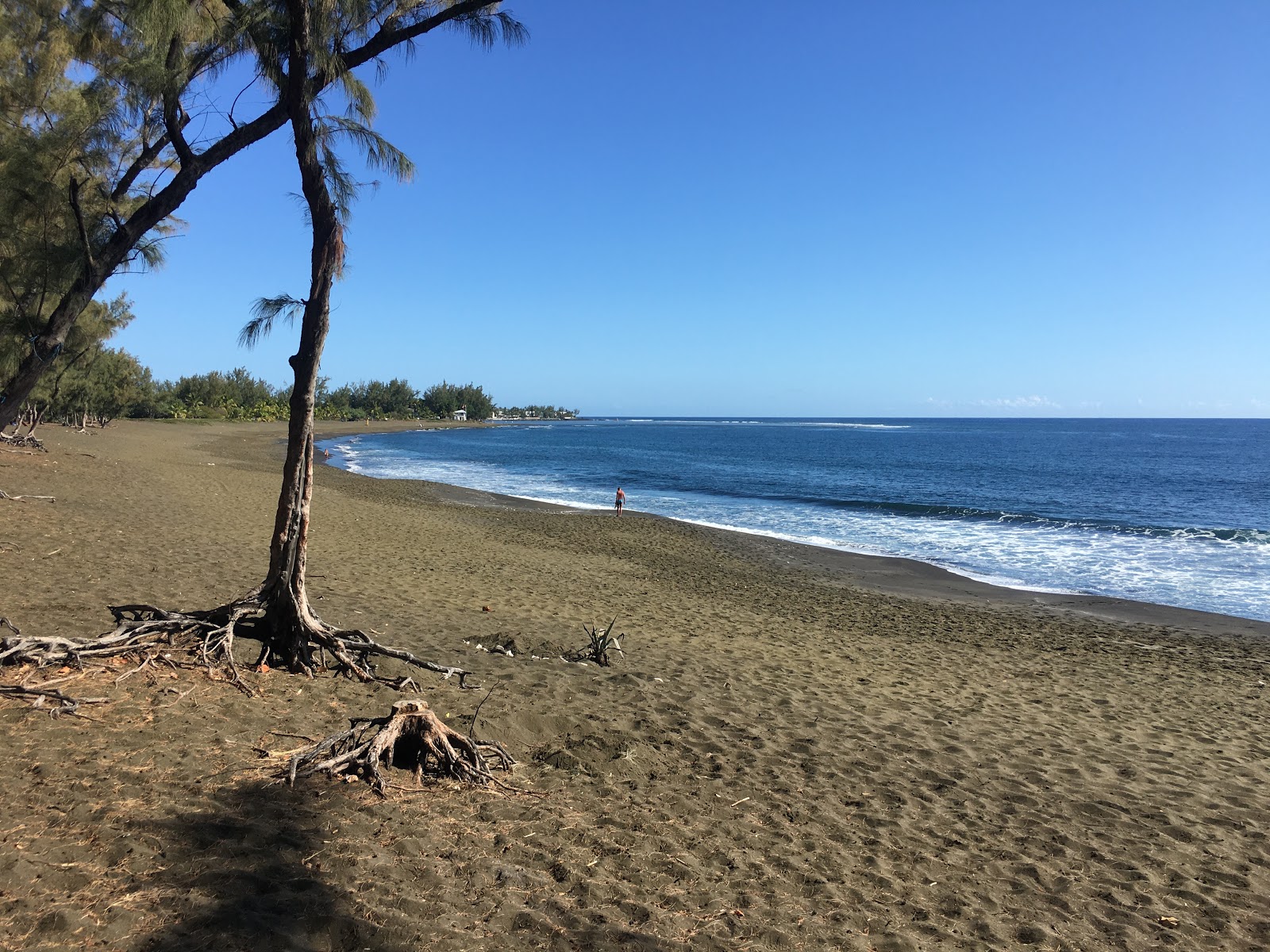 Foto de Etang Sale Beach con arena gris superficie