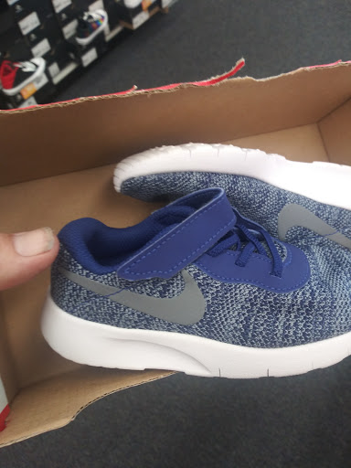 Rack Room Shoes, 7800 John Davis Dr #700, Frankfort, KY 40601, USA, 