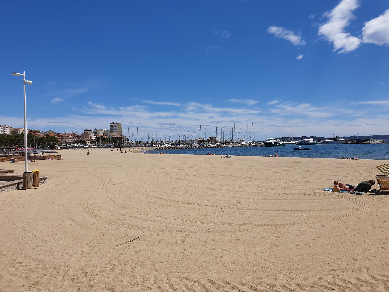 Sainte Maxime Marina Plajı'in fotoğrafı - rahatlamayı sevenler arasında popüler bir yer