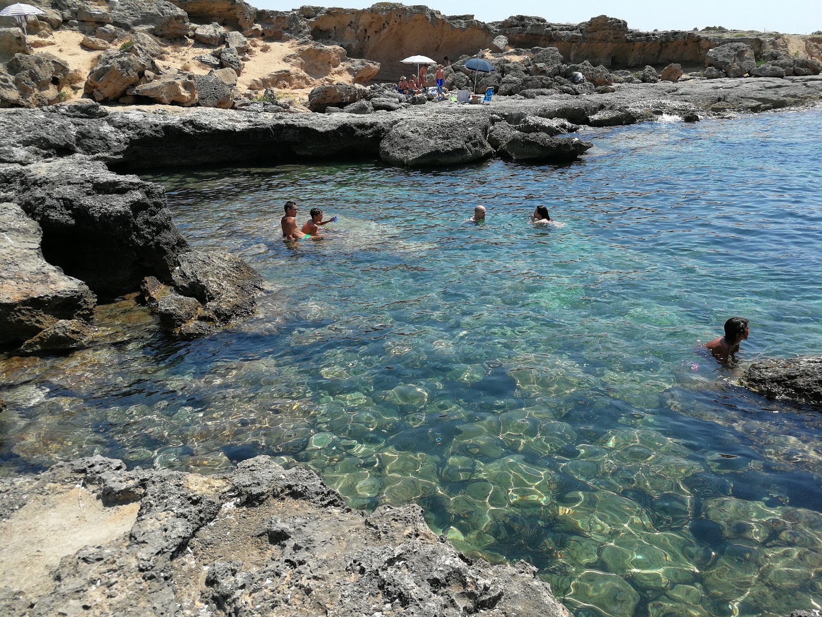 Spiaggia di Posto Li Sorci'in fotoğrafı mavi saf su yüzey ile