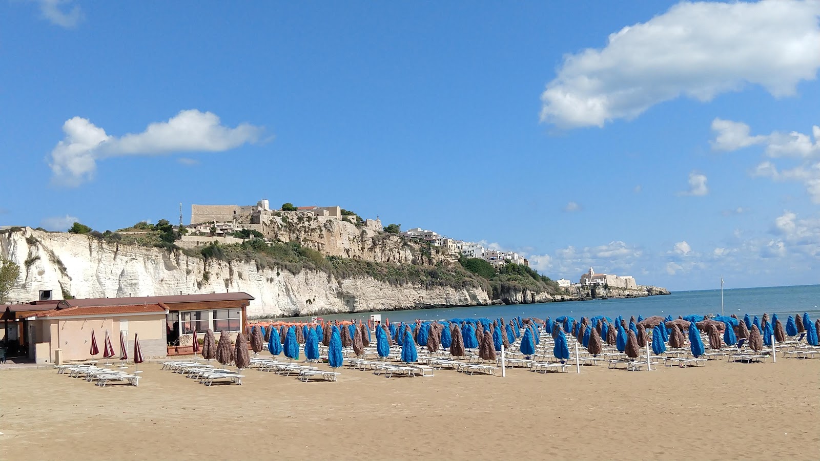Pizzomunno Plajı'in fotoğrafı - rahatlamayı sevenler arasında popüler bir yer