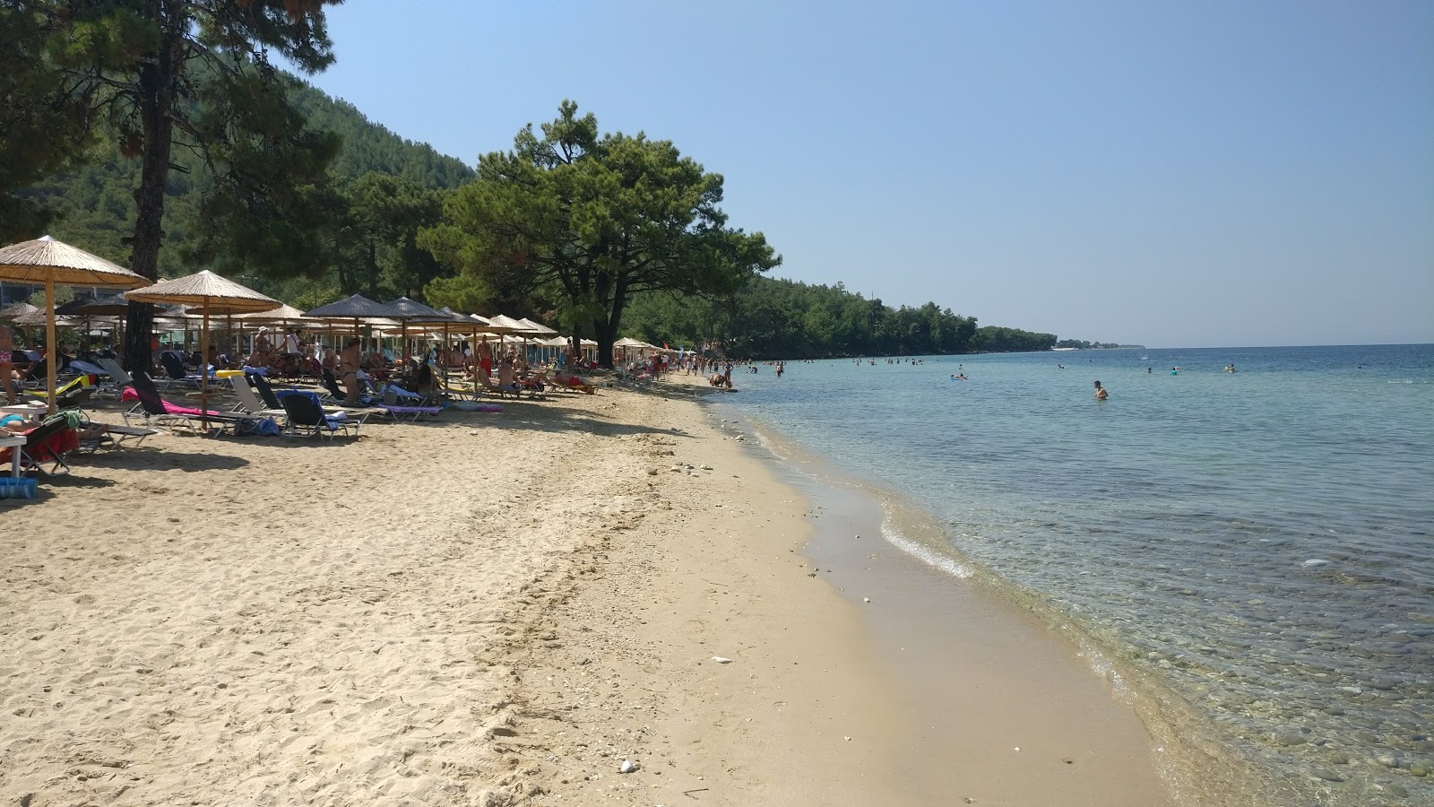 Foto van Pachis beach ondersteund door kliffen