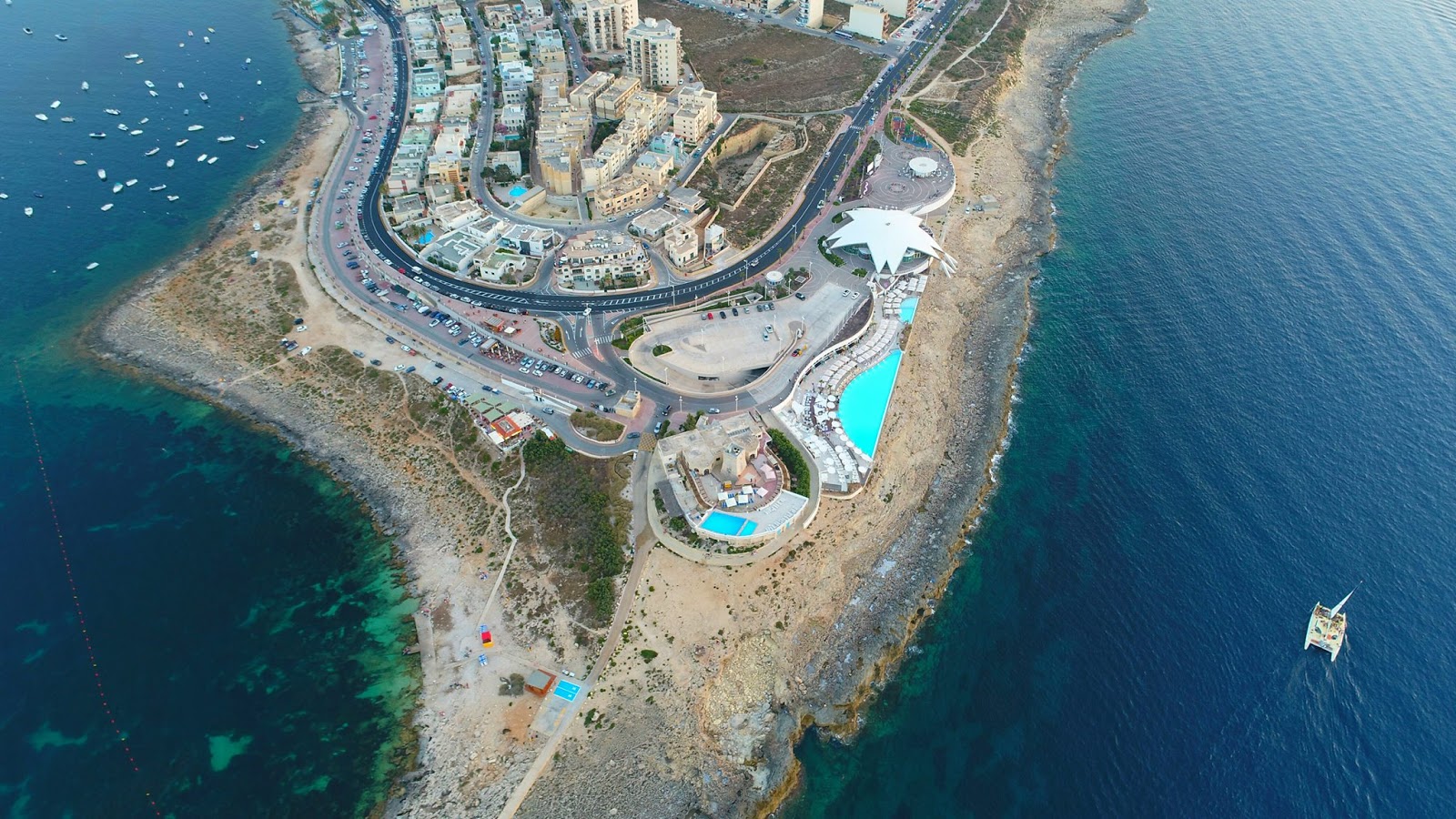 Qawra Point Beach的照片 带有宽敞的海湾