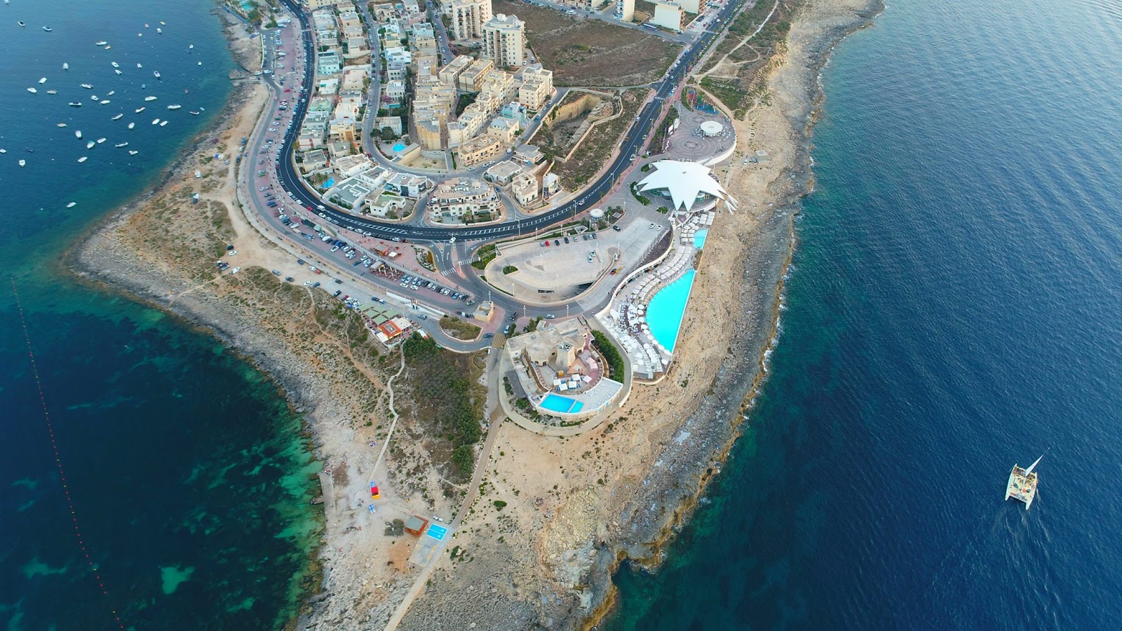Fotografie cu Qawra Point Beach cu nivelul de curățenie înalt