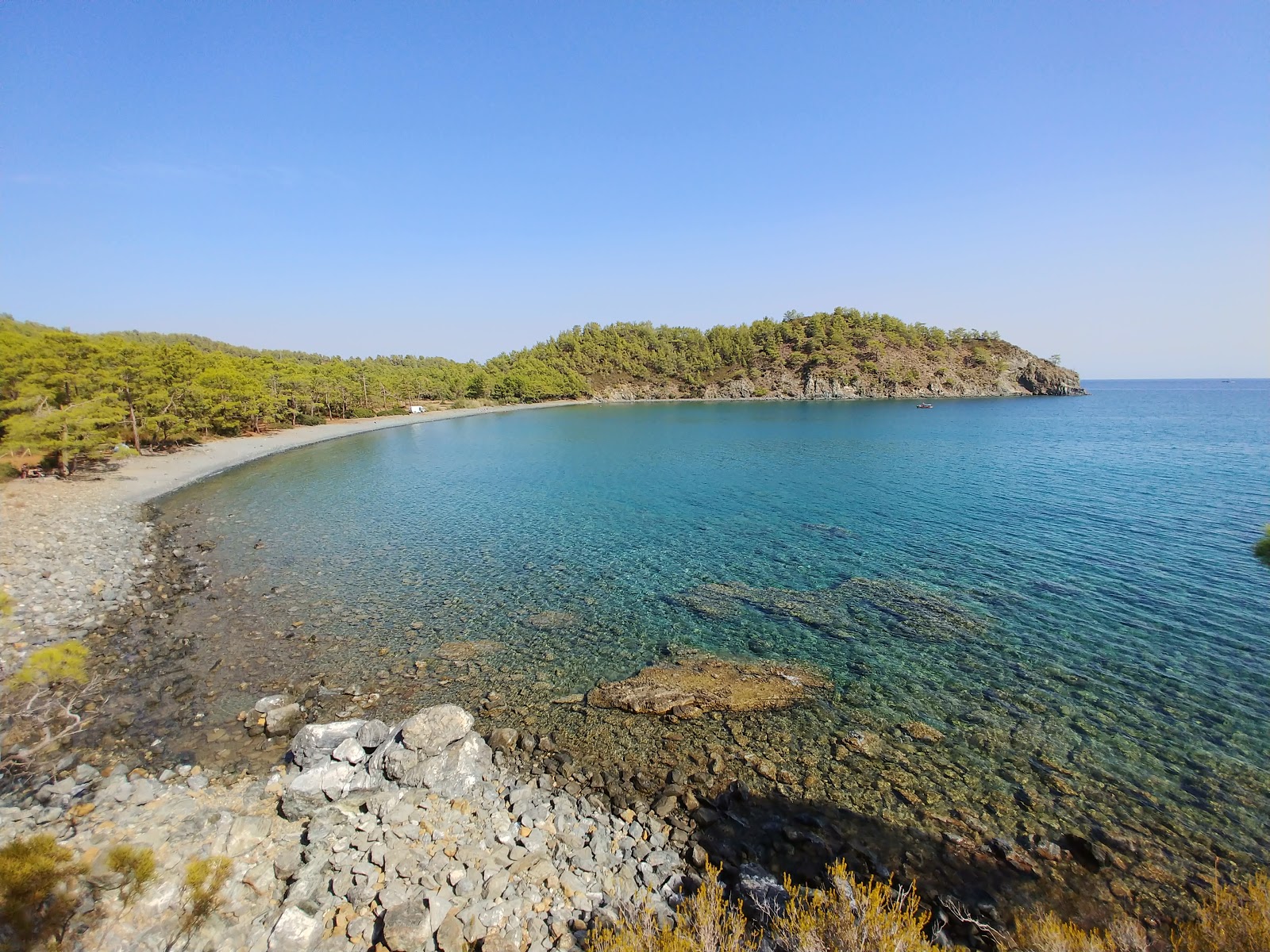 Φωτογραφία του Kloepatra Koyu με καθαρό μπλε νερό επιφάνεια