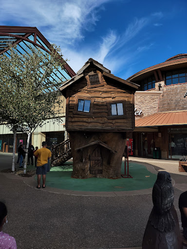 Shopping Mall «Woodburn Premium Outlets», reviews and photos, 1001 N Arney Rd, Woodburn, OR 97071, USA