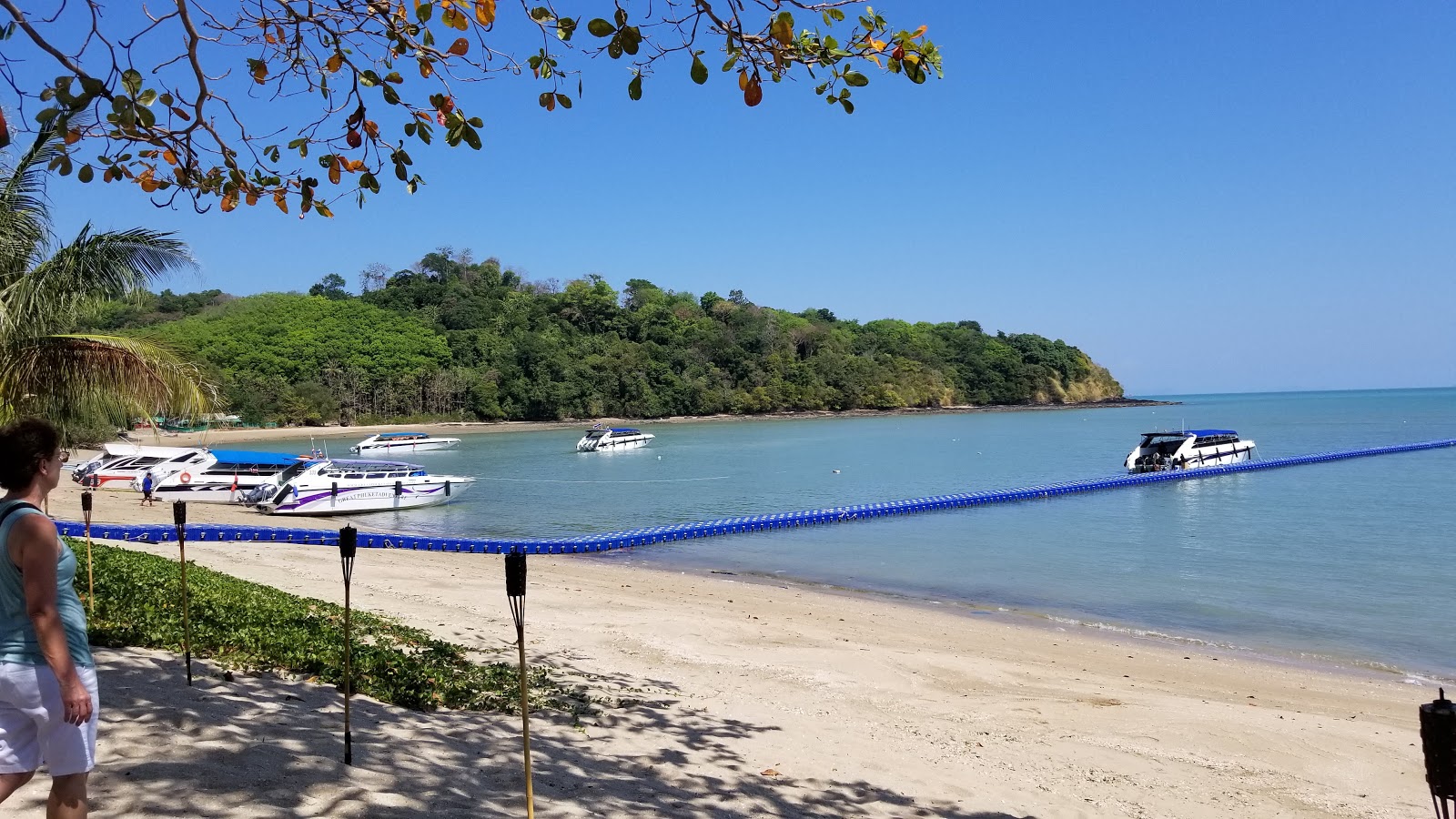 Photo de Sunrise Beach avec l'eau turquoise de surface