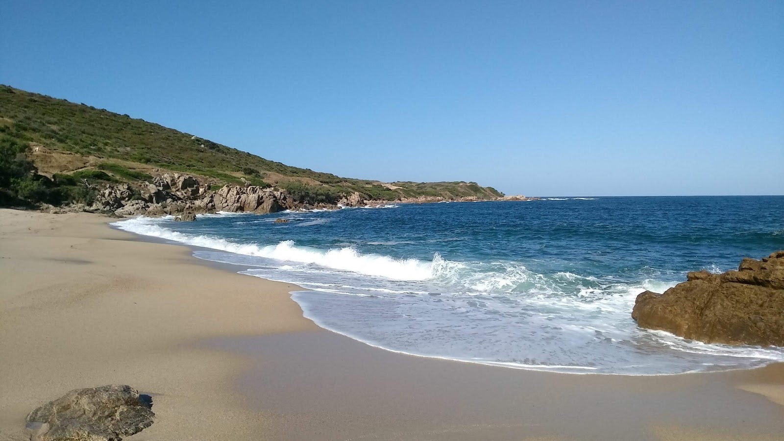 Photo de Purraja beach protégé par des falaises