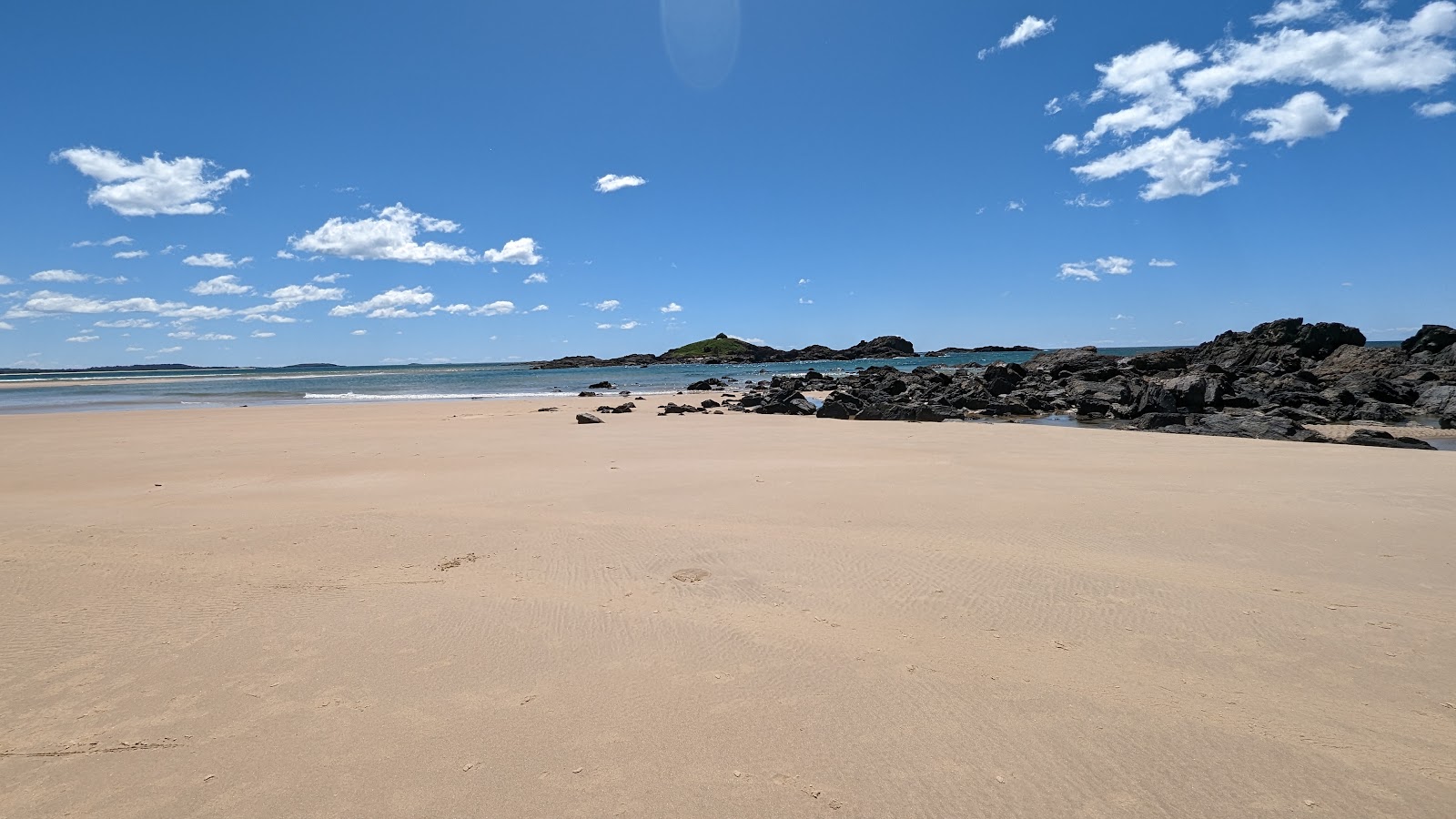 Zdjęcie Bonville Beach otoczony górami
