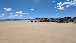 Bonville Beach'in fotoğrafı dağlarla çevrili