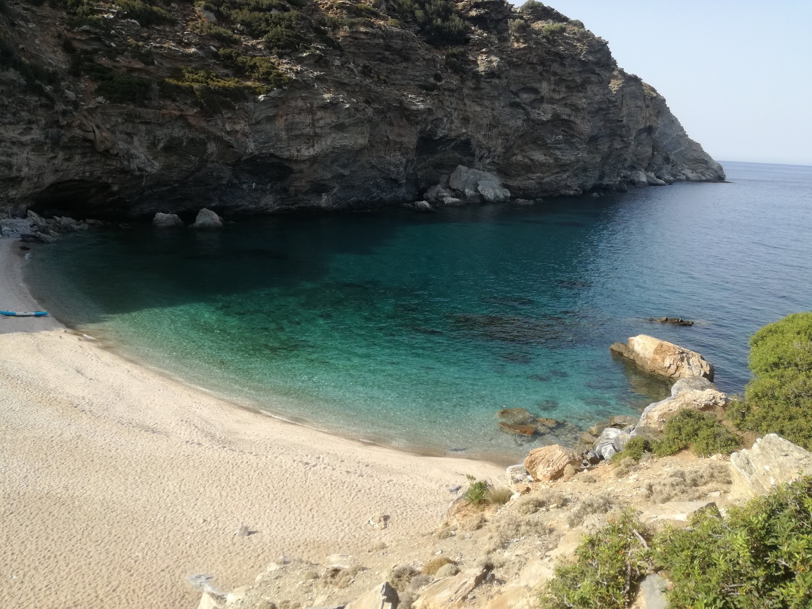 Foto van Mikrogiali beach met turquoise puur water oppervlakte