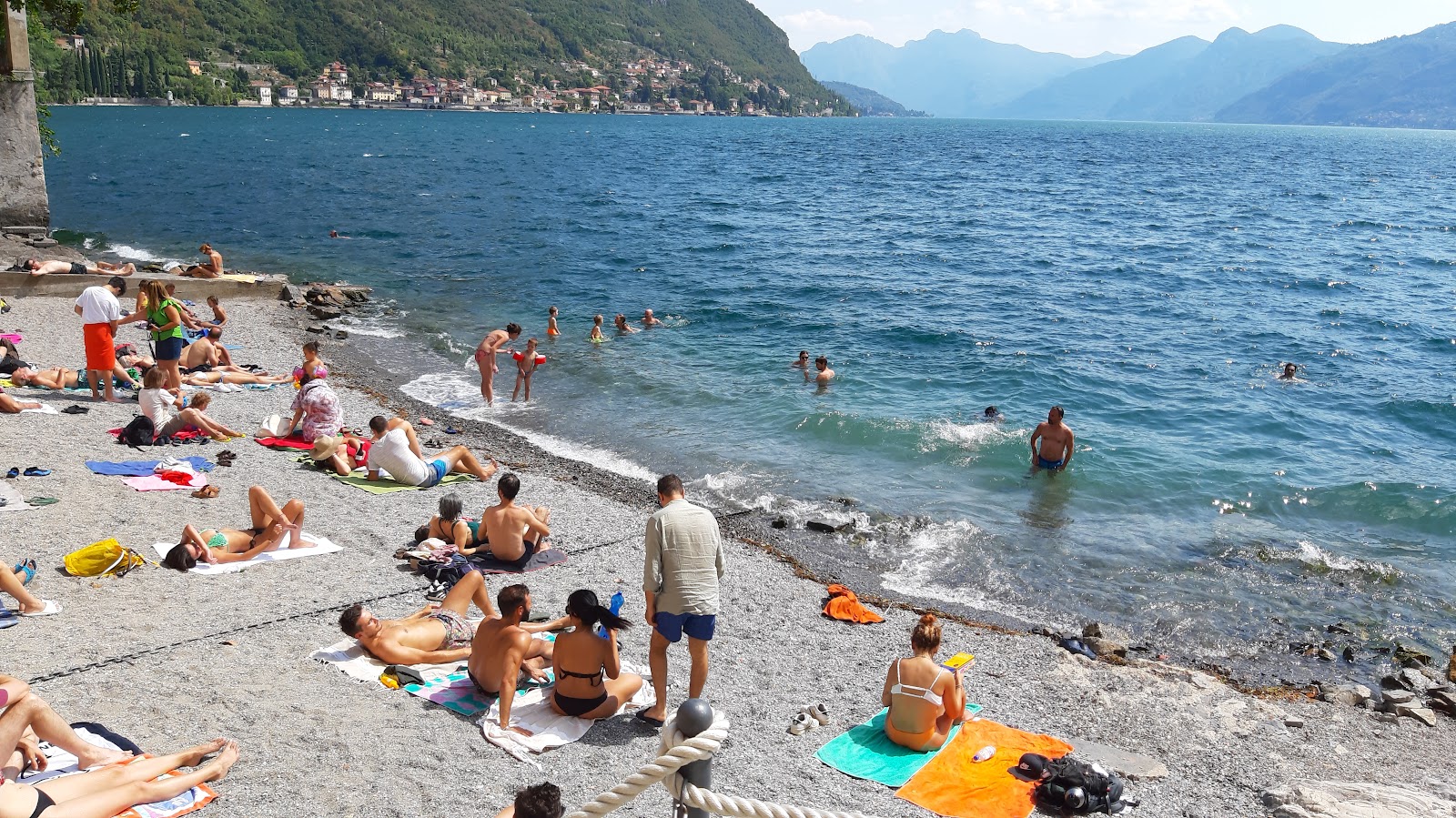 Spiaggia di Varenna'in fotoğrafı mavi saf su yüzey ile