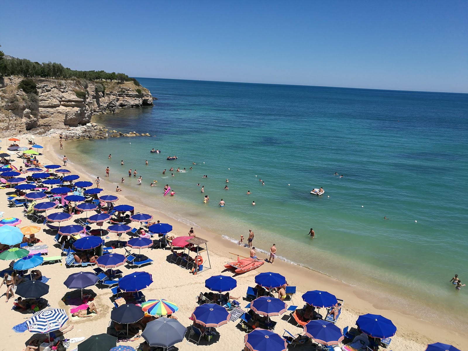 Foto de Spiaggia di Varcaro rodeado de montañas