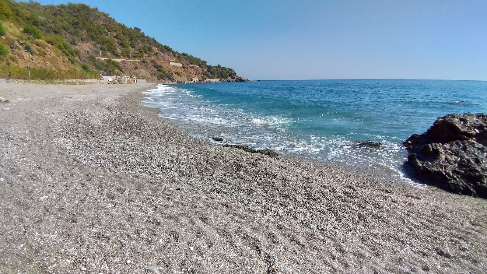 Foto von Aysultan Kadinlar beach mit beiger sand & kies Oberfläche