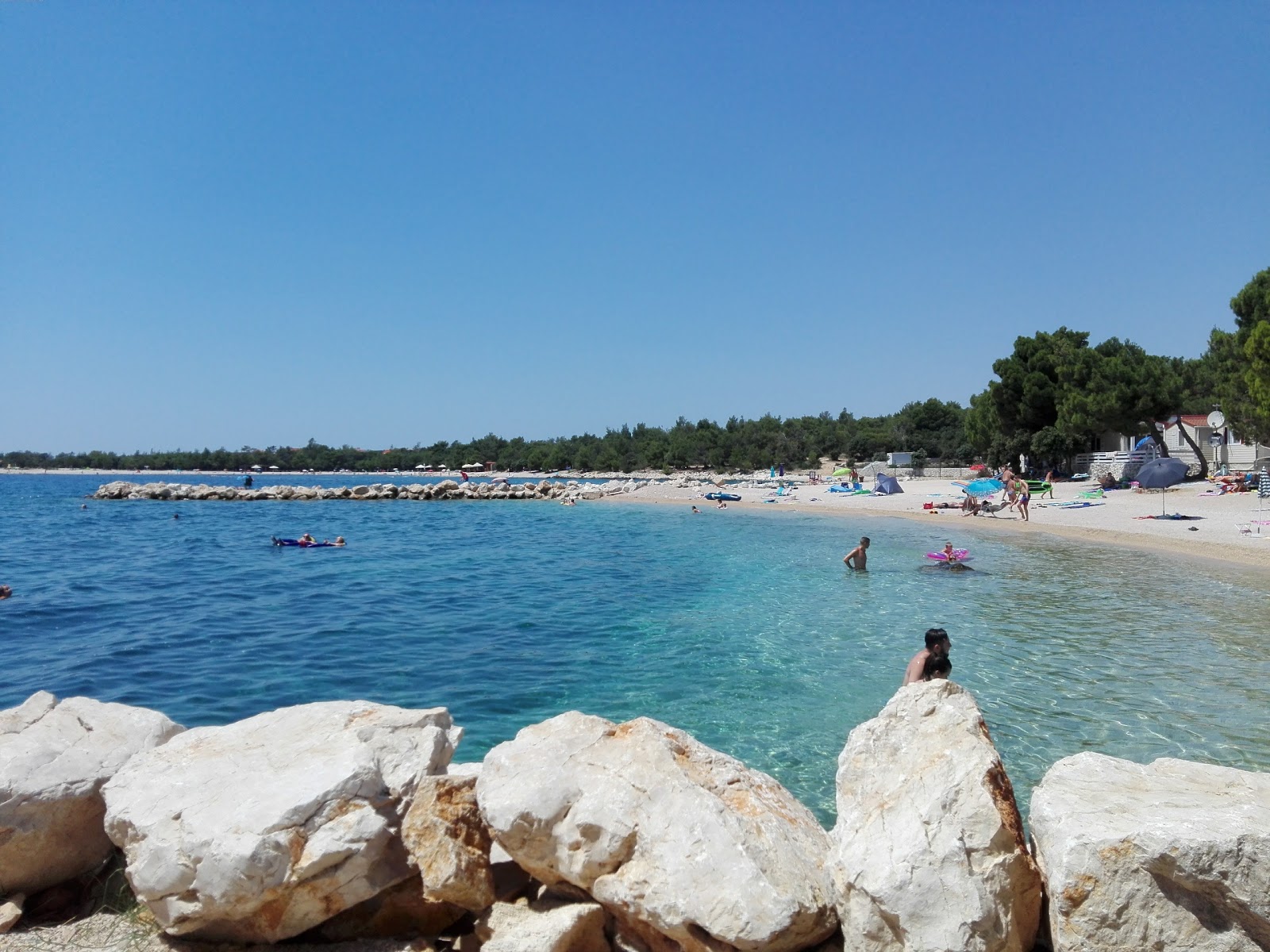 Zdjęcie Simuni II beach z powierzchnią małe beżowe kamyki