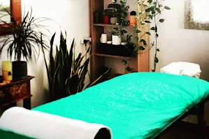 Professional massage /עיסוי הוליסטי-רפואי image