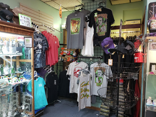 Tobacco Shop «Knuckleheads Tobacco & Gifts (Milwaukee)», reviews and photos, 2949 N Oakland Ave, Milwaukee, WI 53211, USA