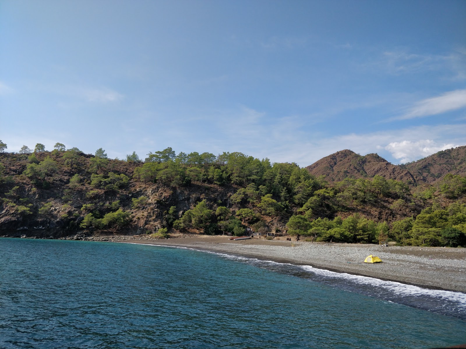 Foto von Maden Koyu Beach mit schwarzer sand & kiesel Oberfläche