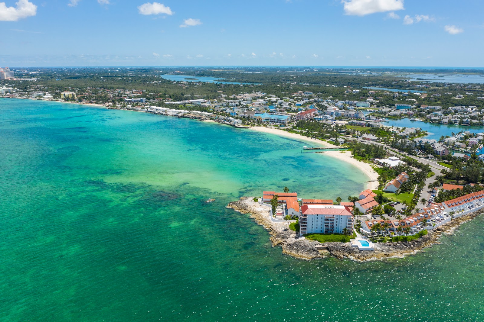 Foto de Sandyport beach com água cristalina superfície