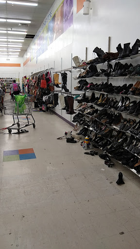 Thrift Store «75th & Thomas Goodwill Retail Store, Donation Center & Career Center», reviews and photos, 2929 N. 75th Ave, Phoenix, AZ 85033, USA