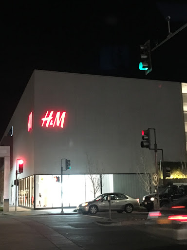 Clothing Store «H&M», reviews and photos, 397 E Sailer Dr, San Mateo, CA 94403, USA