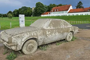 "Dauerparker" Denkmal für den Opel Manta am Rüsselsheimer Kunstpfad image