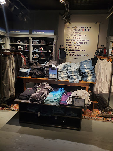 Clothing Store «Hollister Co.», reviews and photos, 3393 Peachtree Rd, Atlanta, GA 30326, USA
