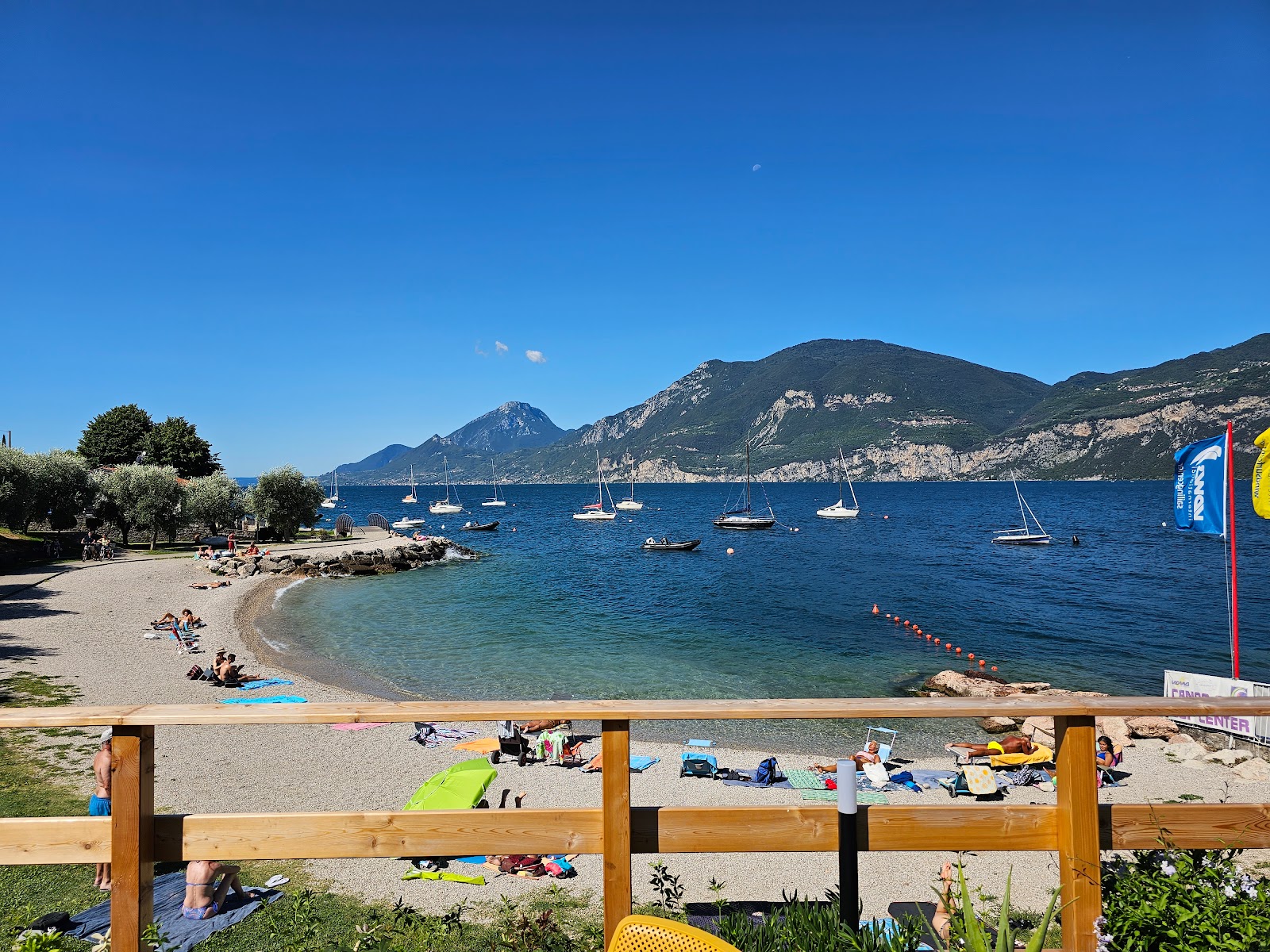 Valokuva Spiaggia Acquafrescaista. pinnalla harmaa hieno pikkukivi:n kanssa