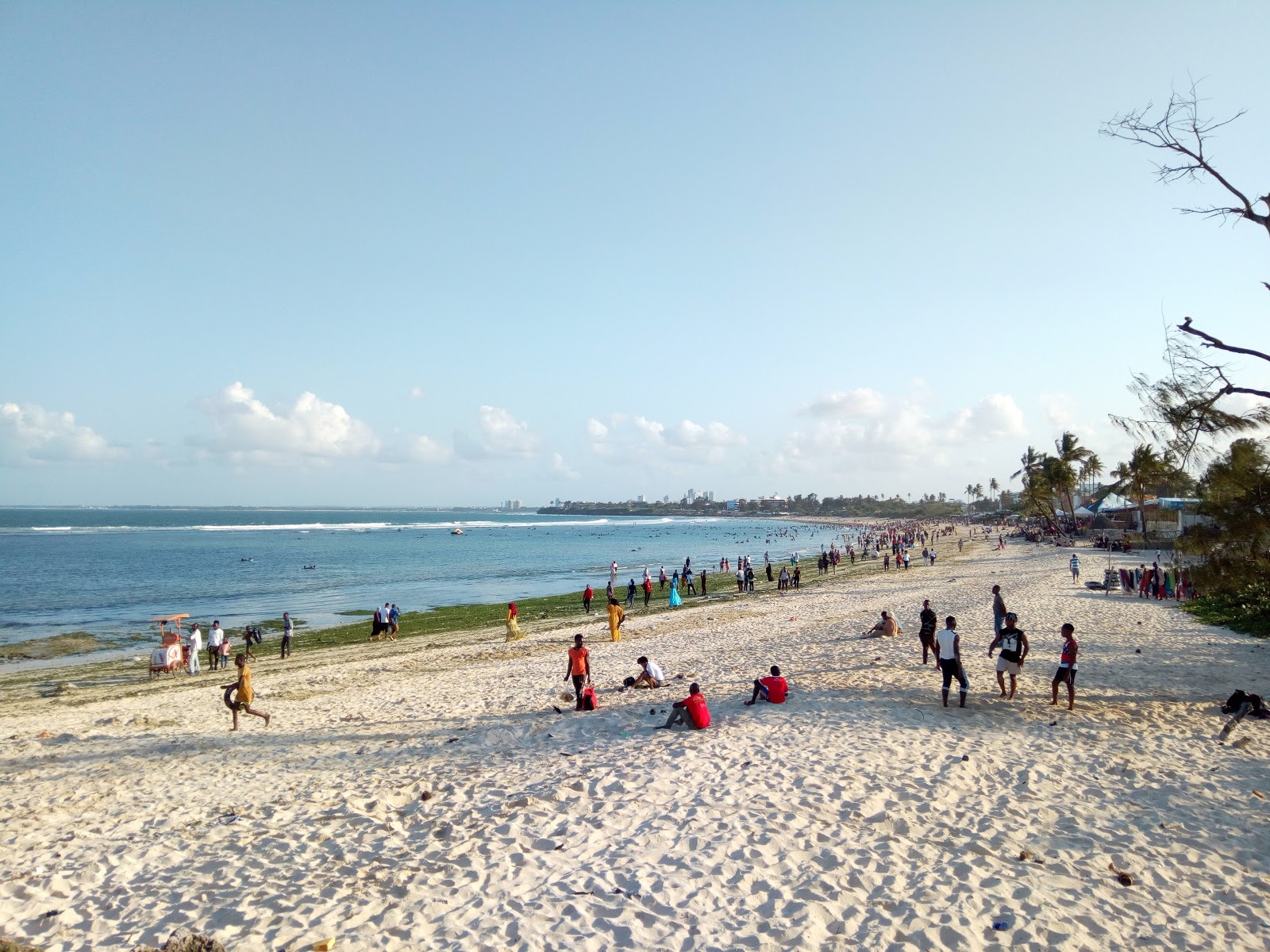 Photo de Coco Beach avec l'eau cristalline de surface