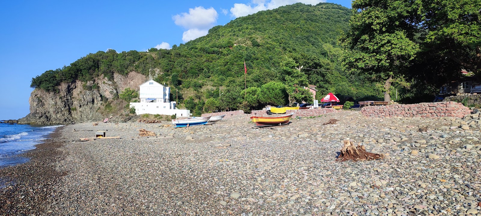 Photo de Yali Sahili avec l'eau cristalline de surface