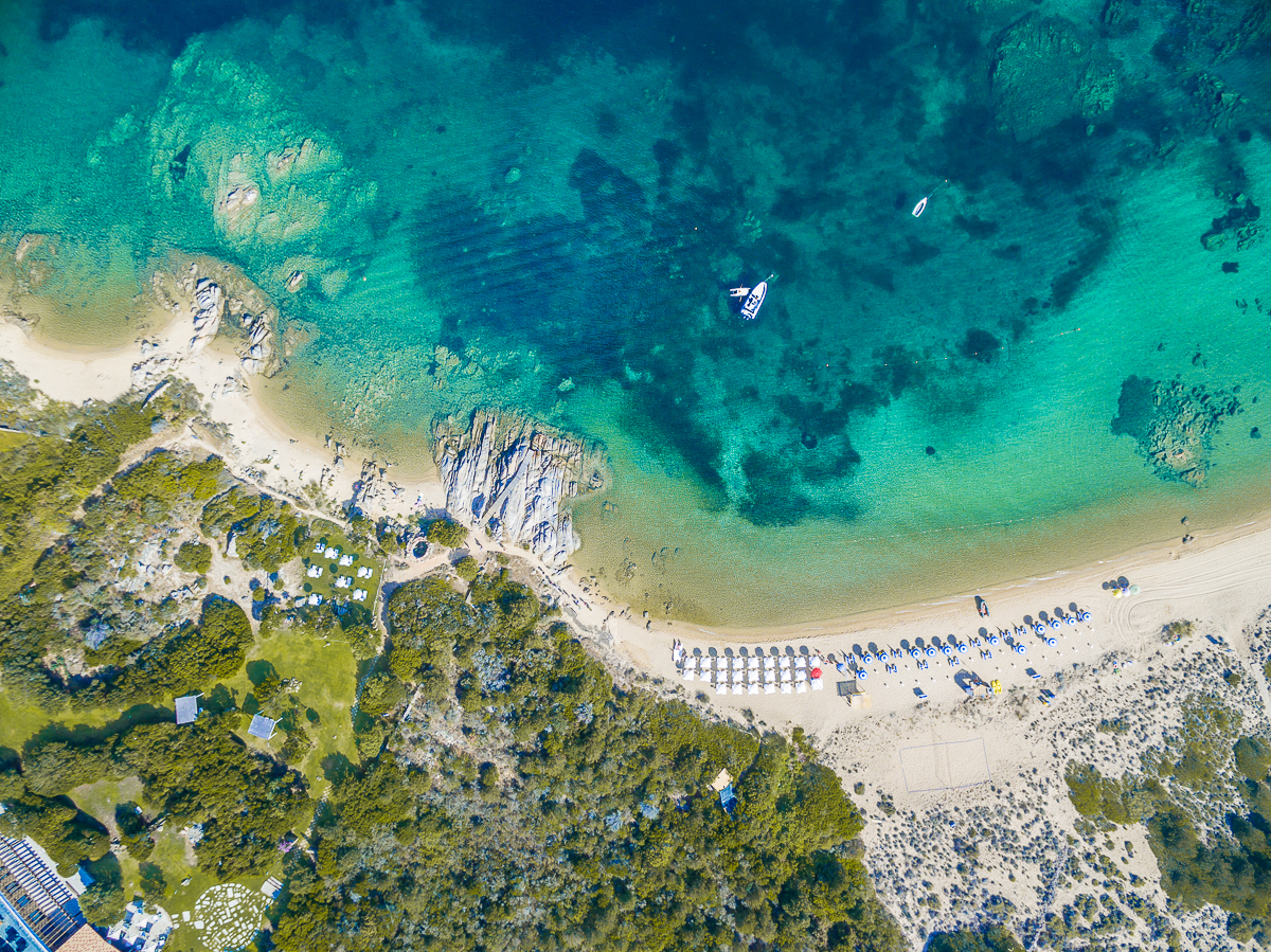Spiaggia Su Sarrale'in fotoğrafı - rahatlamayı sevenler arasında popüler bir yer