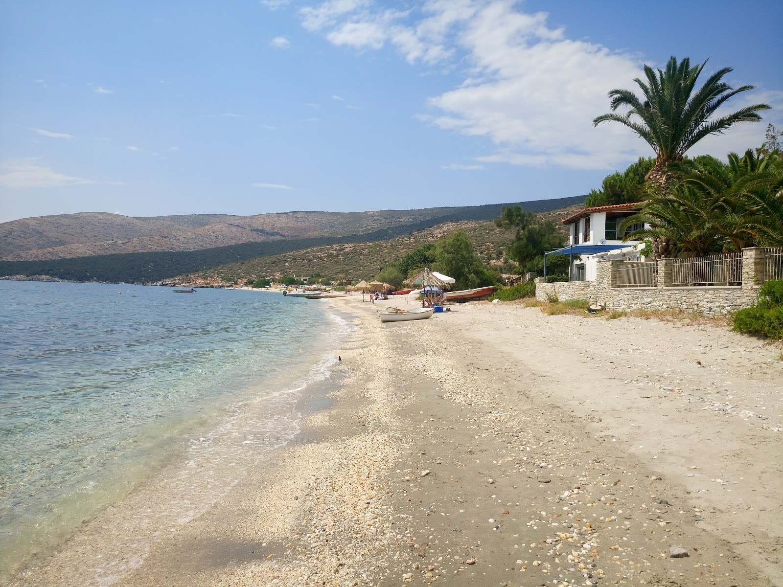 Fotografie cu Nimporo beach cu o suprafață de nisip maro și roci